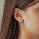 Boucles d'oreilles Kylie en acier inoxydable doré avec un anneau et un pendentif ovale orné de strass en zirconium