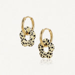 Boucles d'oreilles Lena en acier inoxydable doré avec un pendentif en forme de fleur motif dalmatien crème et noir