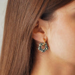 Boucles d'oreilles Lena en acier inoxydable doré avec un pendentif en forme de fleur à motif dalmatien