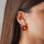 Boucles d'oreilles LENA en acier inoxydable doré avec un pendentif en forme de fleur marron effet écaille