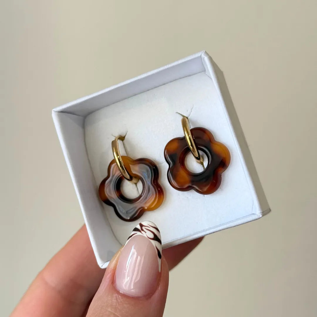 Boucles d'oreilles LENA en acier inoxydable doré avec des pendentifs en forme de fleur effet écaille de tortue