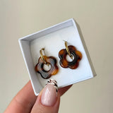Boucles d'oreilles LENA en acier inoxydable doré avec des pendentifs en forme de fleur effet écaille de tortue