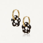 Boucles d'oreilles Lena en acier inoxydable doré avec des pendentifs en forme de fleur noire à pois blancs