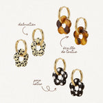 Trois paires de boucles d'oreilles Lena en acier inoxydable doré avec des pendentifs en forme de fleur en résine
