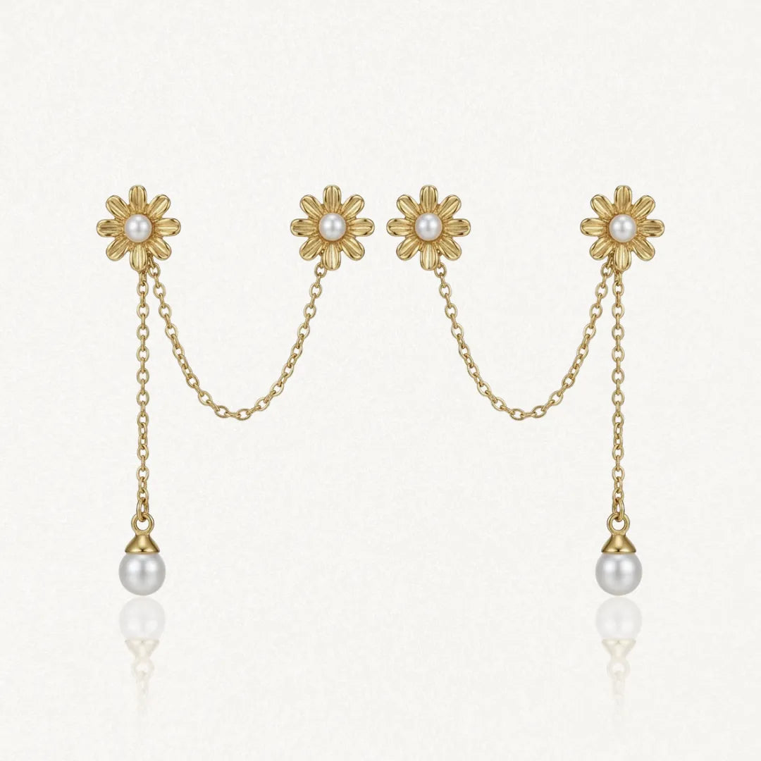 Paire de boucles d'oreilles en acier inoxydable doré, chaînes et deux marguerites à perles blanches centrales. Une perle