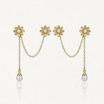 Paire de boucles d'oreilles en acier inoxydable doré, chaînes et deux marguerites à perles blanches centrales. Une perle