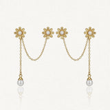 Paire de boucles d'oreilles en acier inoxydable doré, chaînes et deux marguerites à perles blanches centrales. Une perle