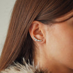 Boucles d'oreilles Luna en acier inoxydable doré avec strass en zirconium portées sur le lobe de l'oreille
