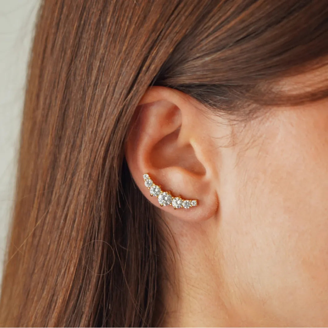 Boucles d'oreilles LUNA en acier inoxydable doré avec une ligne de strass en zirconium portées sur une oreille