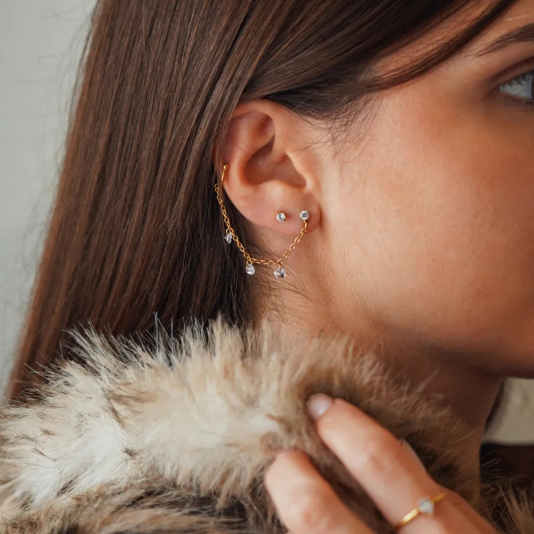 Boucles d'oreilles Maya en acier inoxydable doré avec des strass en zirconium et une fine chaîne pendante