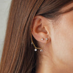 Boucles d'oreilles Maya en acier inoxydable doré avec une fine chaîne et des strass en zirconium suspendus