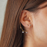 Boucles d'oreilles Maya en acier inoxydable doré avec une fine chaîne et des strass en zirconium suspendus