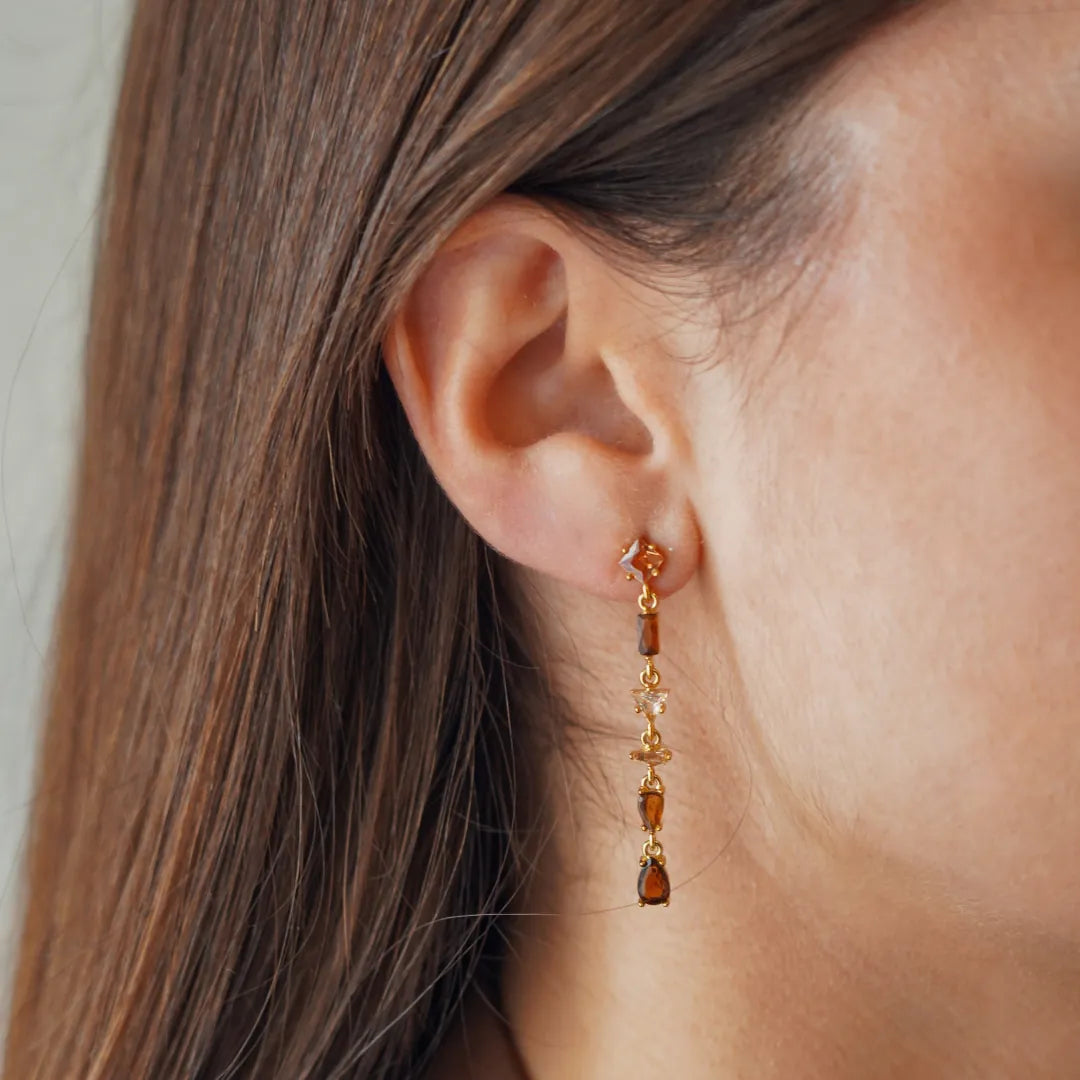 Boucles d'oreilles Octavia en acier inoxydable doré avec des strass en zirconium aux teintes ambrées et transparentes