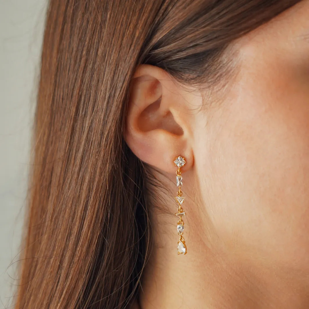 Boucles d'oreilles Octavia pendantes en acier inoxydable doré avec des strass en zirconium de formes variées