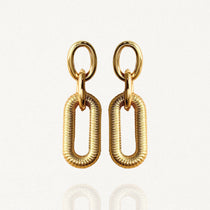 Boucles d'oreilles pendantes MAISON DE L'AMOUR composées d'un double maillon : un anneau lisse et un rectangle texturé en acier inoxydable doré.