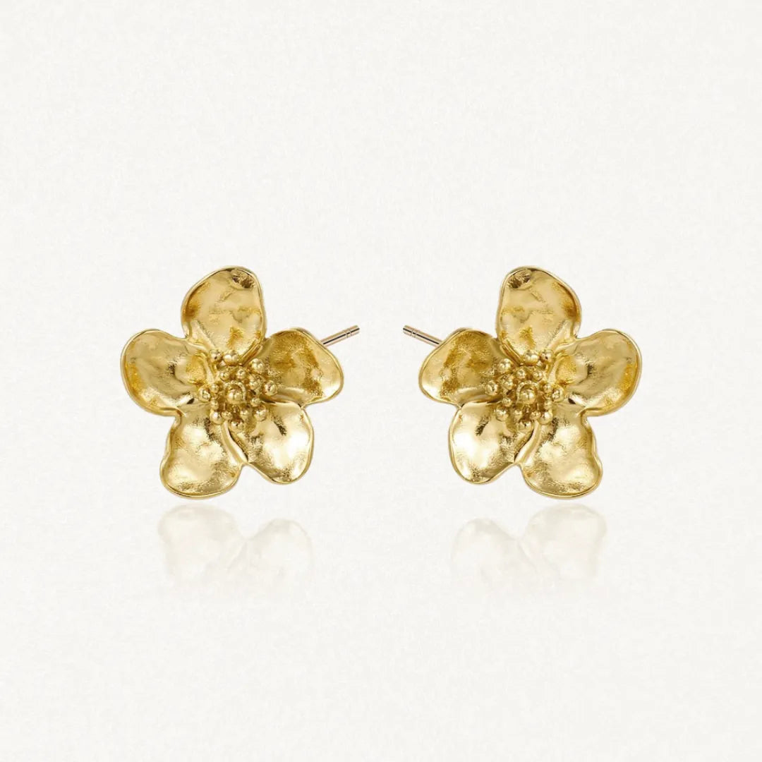 Paire de puces d'oreilles fleurs de cerisier en acier inoxydable doré, aux pétales texturés et centre granuleux.