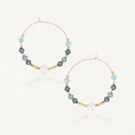 Deux boucles d'oreilles créoles en acier inoxydable doré avec des perles blanches, des pierres naturelles bleues et bleu