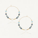 Deux boucles d'oreilles créoles en acier inoxydable doré avec des perles blanches, des pierres naturelles bleues et bleu