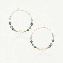 Deux boucles d'oreilles créoles en acier inoxydable doré avec des perles blanches, des pierres naturelles bleues et bleu