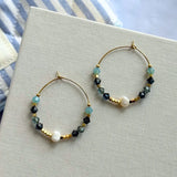 Paire de boucles d'oreilles créoles en acier inoxydable doré, ornées d'une perle blanche, de perles facettées bleues et