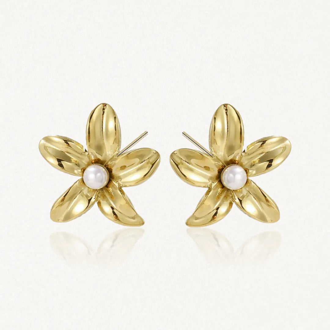 Paire de boucles d'oreilles puces en acier inoxydable doré, en forme de fleurs à cinq pétales lisses, avec une perle blanche
