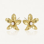 Paire de boucles d'oreilles puces en acier inoxydable doré, en forme de fleurs à cinq pétales lisses, avec une perle blanche