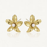 Paire de boucles d'oreilles puces en acier inoxydable doré, en forme de fleurs à cinq pétales lisses, avec une perle blanche