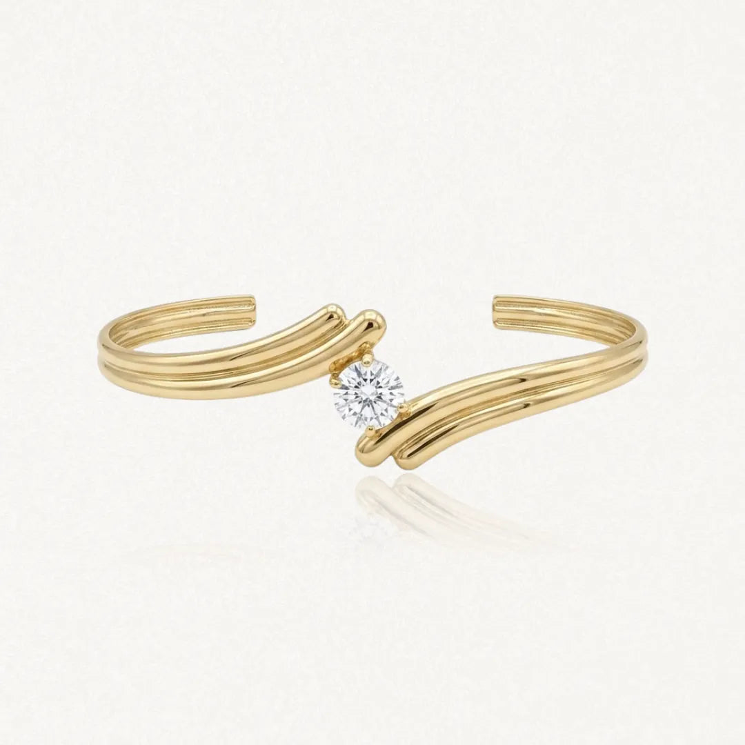 Bracelet jonc ouvert en acier inoxydable doré, design croisé multirang avec un zirconium solitaire rond.