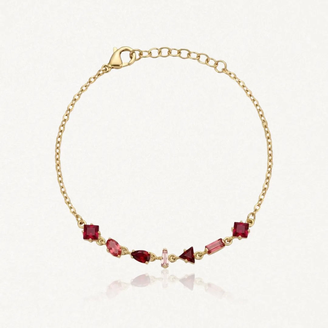 Bracelet Blair en acier inoxydable doré orné de strass rouges et roses de différentes formes géométriques