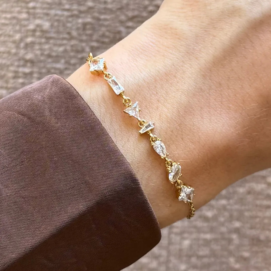 Bracelet Blair en acier inoxydable doré orné de strass en zirconium de formes géométriques variées au poignet