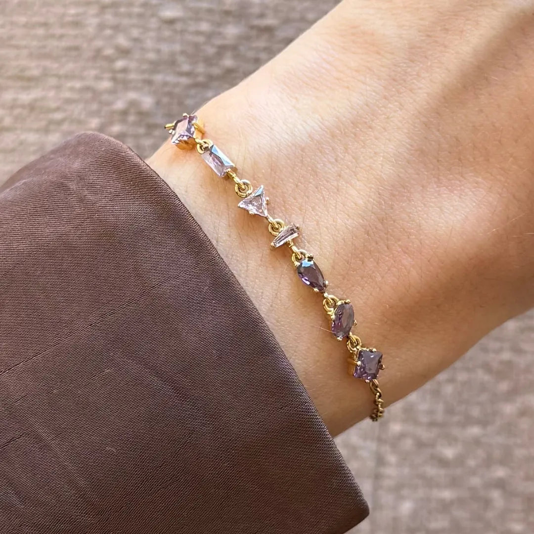 Bracelet Blair en acier inoxydable doré avec des strass en zirconium aux formes géométriques variées et colorées