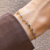Bracelet Blair en acier inoxydable doré avec des strass en zirconium aux formes géométriques variées et colorées