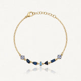Bracelet Blair en acier inoxydable doré avec une fine chaîne et des strass en zirconium de différentes formes et bleus