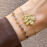Bracelet Blair en acier inoxydable doré avec une fleur texturée et un second bracelet orné de strass en zirconium