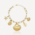 Bracelet chaîne en acier inoxydable doré avec étoile de mer et pendentifs coquillages variés (spirale, scallop, cauri).