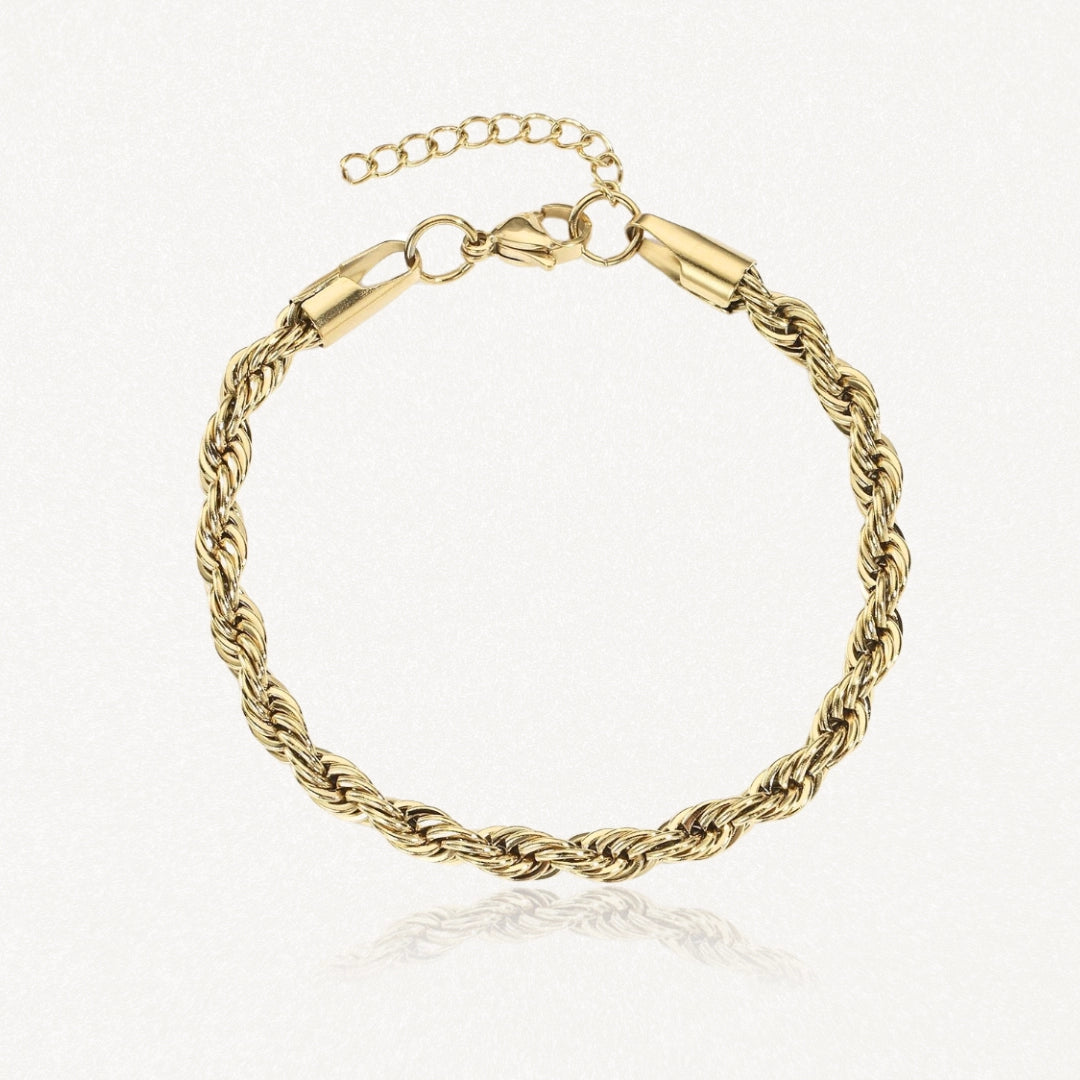 Bracelet chaîne torsadée dorée avec fermoir mousqueton et chaînette d'extension sur fond blanc.