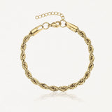 Bracelet chaîne torsadée dorée avec fermoir mousqueton et chaînette d'extension sur fond blanc.