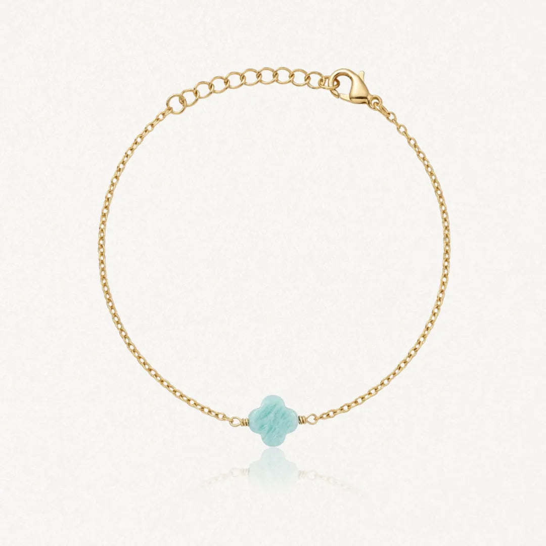 Bracelet fin en acier inoxydable doré avec un trèfle en amazonite. Fermoir mousqueton et chaînette réglable.
