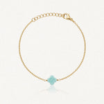 Bracelet fin en acier inoxydable doré avec un trèfle en amazonite. Fermoir mousqueton et chaînette réglable.