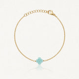 Bracelet fin en acier inoxydable doré avec un trèfle en amazonite. Fermoir mousqueton et chaînette réglable.