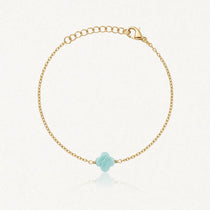 Bracelet fin en acier inoxydable doré avec un trèfle en amazonite. Fermoir mousqueton et chaînette réglable.