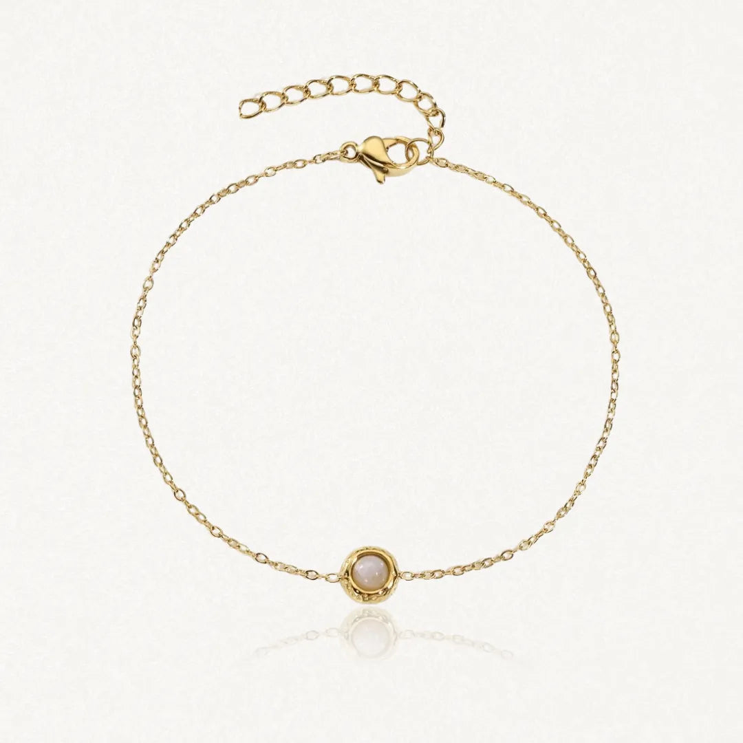 Bracelet fin en acier inoxydable dore avec un rond de pierre naturelle en Jade Blanc serti et chaînette réglable.