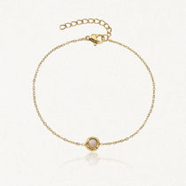 Bracelet fin en acier inoxydable dore avec un rond de pierre naturelle en Jade Blanc serti et chaînette réglable.
