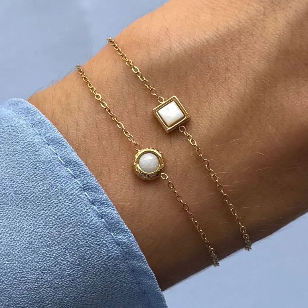Deux bracelets fins en acier inoxydable doré, l'un avec une pierre naturelle ronde en Jade Blanc, l'autre avec une pierre