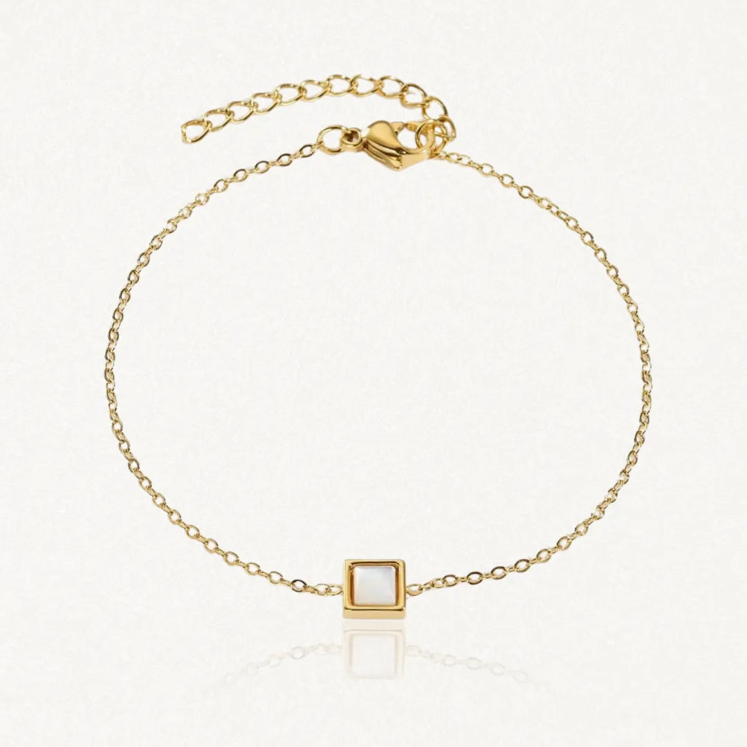 Bracelet fin en acier inoxydable doré avec un pendentif carré en Jade Blanc et une chaînette réglable.