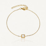 Bracelet fin en acier inoxydable doré avec un pendentif carré en Jade Blanc et une chaînette réglable.