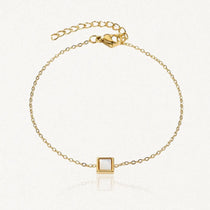 Bracelet fin en acier inoxydable doré avec un pendentif carré en Jade Blanc et une chaînette réglable.