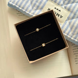 Deux bracelets en acier inoxydable doré à chaînes fines, avec pierres naturelles de Jade Blanc (rond et carré) dans une
