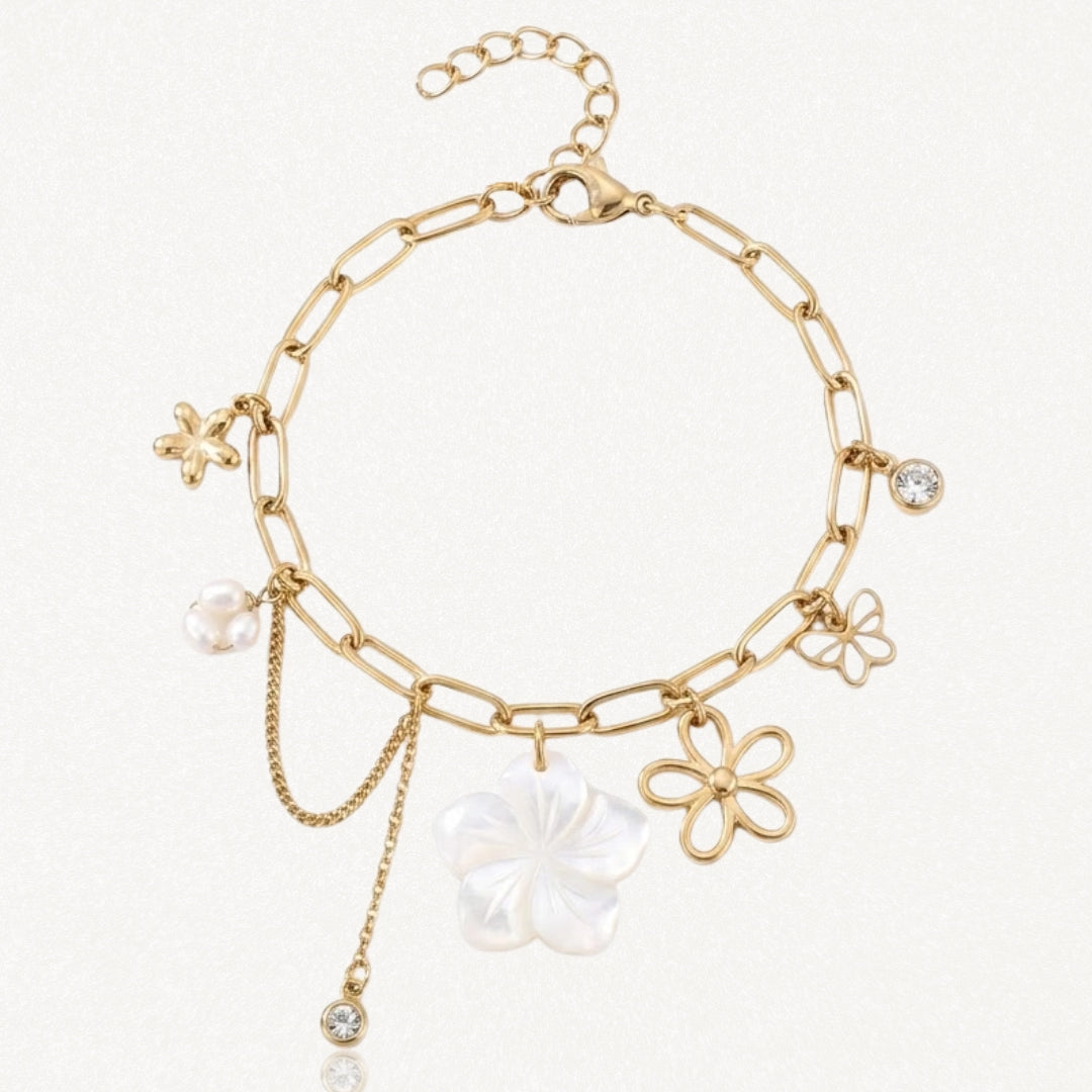 Bracelet chaîne doré à maillons allongés avec 6 pendentifs : grande fleur nacrée, 2 fleurs dorées, étoile, perle et 2