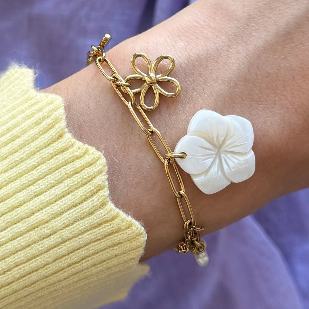 Bracelet acier inoxydable doré maille trombone avec fleur stylisée dorée et fleur en nacre blanche, perle.